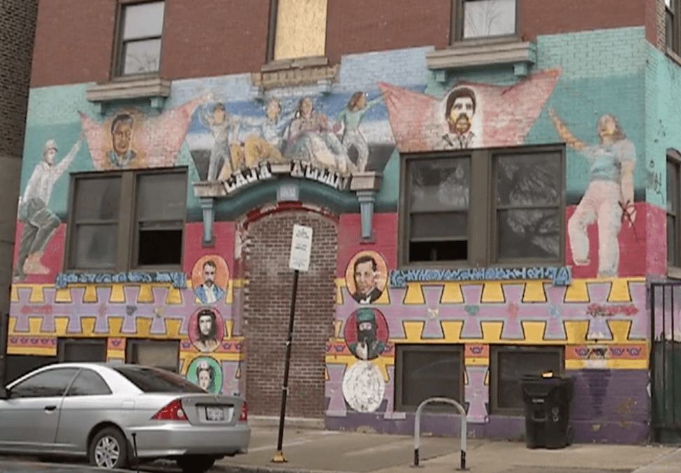 En Chicago, desaparece un ícono de los latinos: pintaron un famoso mural y transformarán el lugar en un edificio de lujo