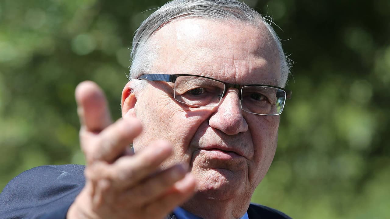 Joe Arpaio anuncia demanda contra Biden y Harris e incluso habla de Marcelo Ebrard
