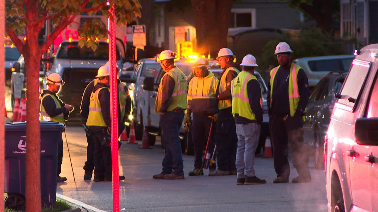 Al arribar al lugar, los bomberos encontraron
<b><a href="https://www.univision.com/local/chicago-wgbo/dos-personas-heridas-en-un-incendio-al-este-de-chicago" target="_blank">un edificio de tres pisos envuelto en llamas. </a></b>
<br>
<br>De inmediato se enfocaron en la evacuación de los residentes,
<b>utilizando escaleras de mano para rescatar a las personas atrapadas en los balcones.</b>