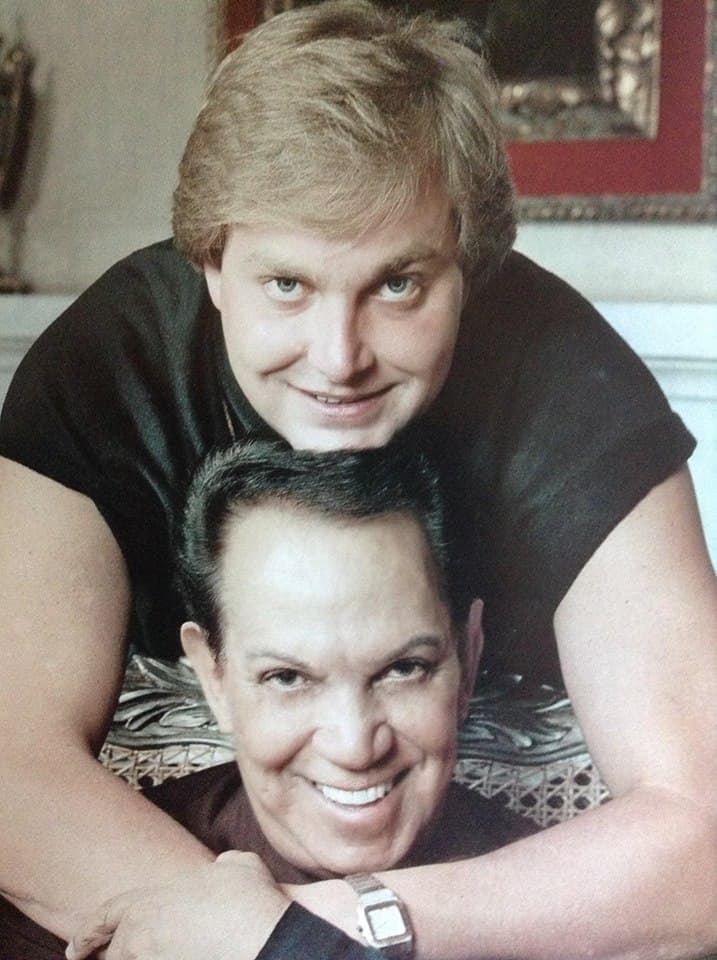 "Como dos gotas de agua", bromeaba 'Cantinflas' al hablar del
<i>parecido</i> que tenía con su hijo.