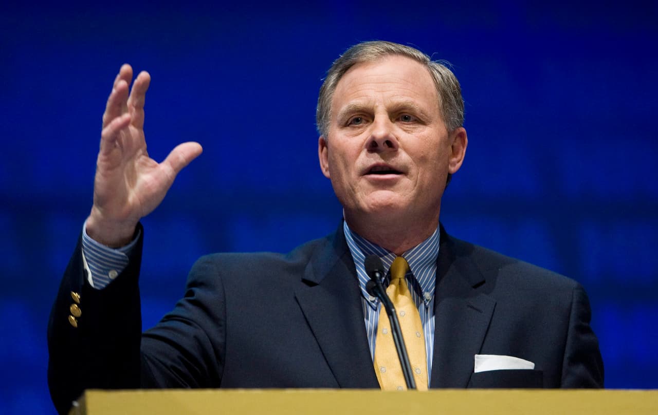 <b><a href="https://www.burr.senate.gov/">Burr, Richard M, por Carolina del Norte</a></b>: 43,200 dólares.
<br>