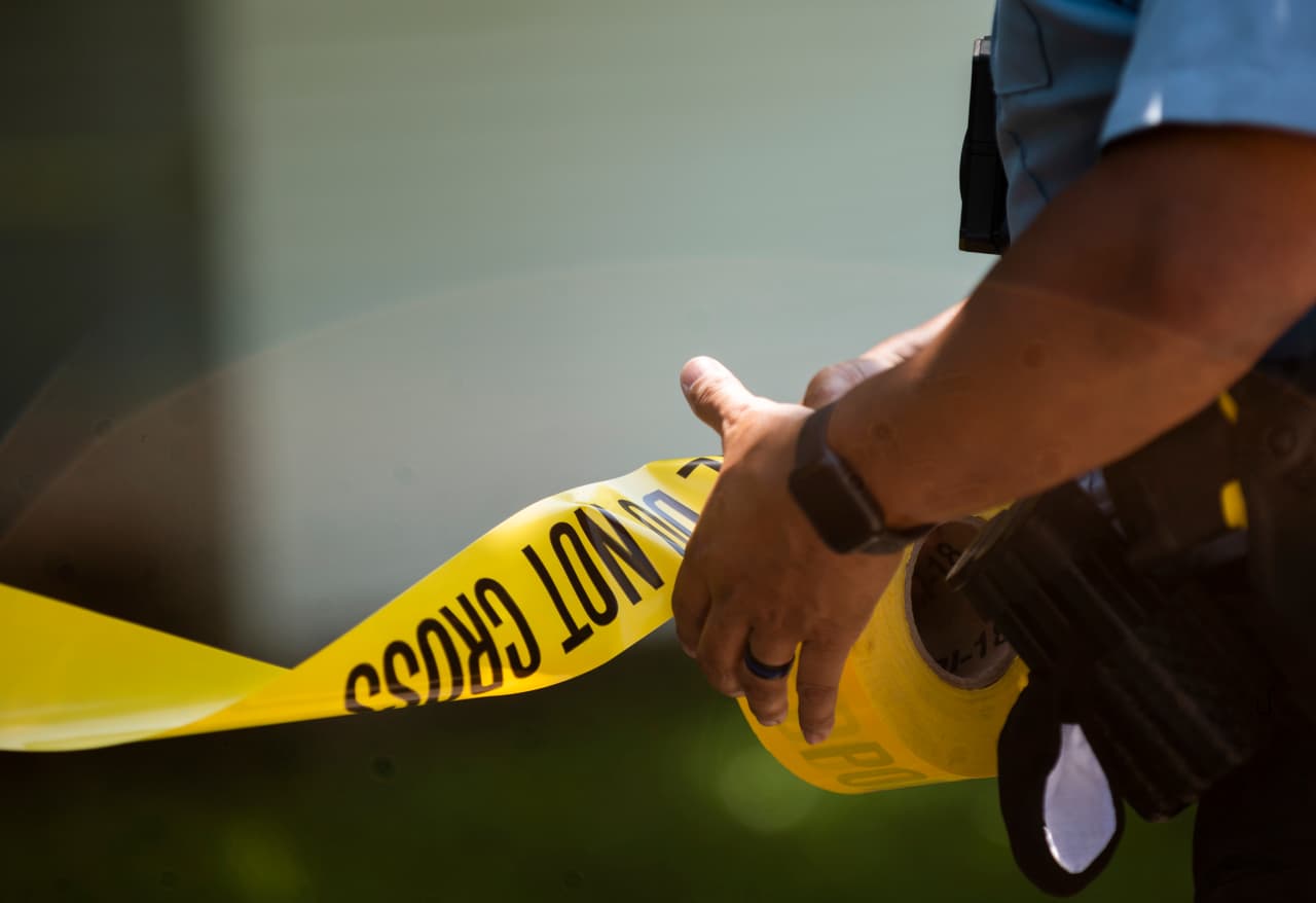 Hallan el cuerpo apuñalado de un hombre en parque de Uptown