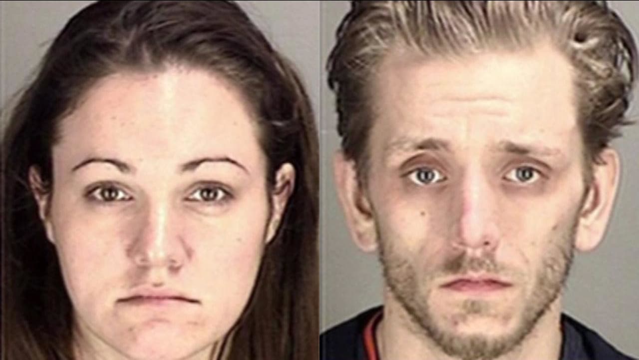 En 2014, Sarah Lynn Krueger, de 27 años, y su novio Ryan Scott Warner, de 29 años, mataron a su hija de tres años, Kayleigh Slusher, que fue encontrada parcialmente congelada en el apartamento de la pareja.
<br>
<br>"Estuvo allí por al menos varias horas", dijo la fiscal adjunta de distrito de Napa Valley, Kecia Lind,
<a href="https://people.com/crime/california-mom-boyfriend-stuffed-girl-body-freezer/" target="_blank">a PEOPLE sobre Kayleigh, quien murió a causa de múltiples lesiones</a>. "Su cuerpo todavía estaba extremadamente frío al tacto cuando los oficiales la encontraron".
<br>
<br>La pareja fue arrestada al día siguiente, poco después de que una mujer los vio en un restaurante IHOP.