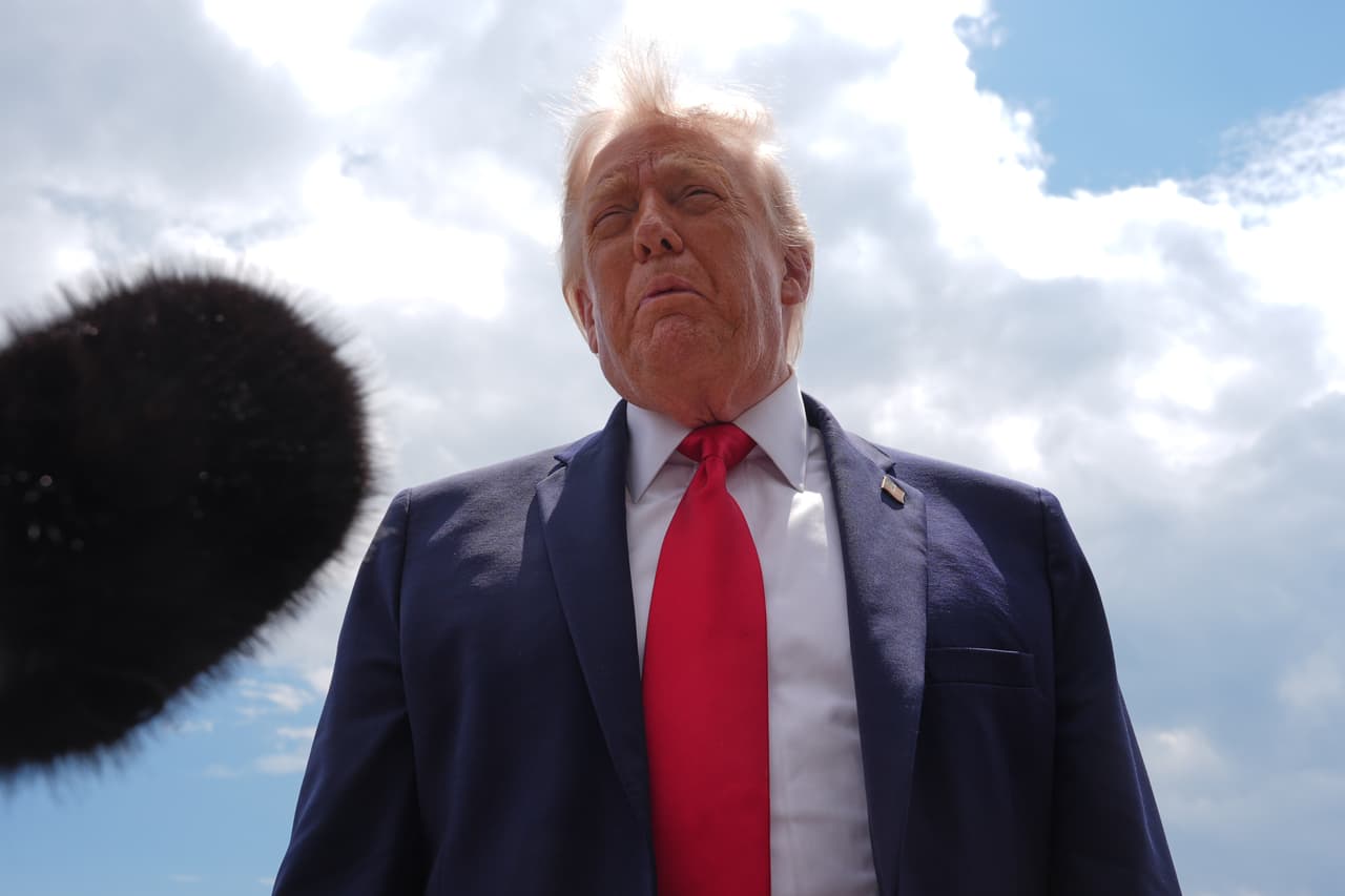 El presidente Donald Trump conversa con periodistas tras llegar a bordo del Air Force One el viernes 5 de junio de 2026 al Aeropuerto Regional de Chippewa Valley, en Eau Claire, Wisconsin. (Foto AP/Mark Schiefelbein)