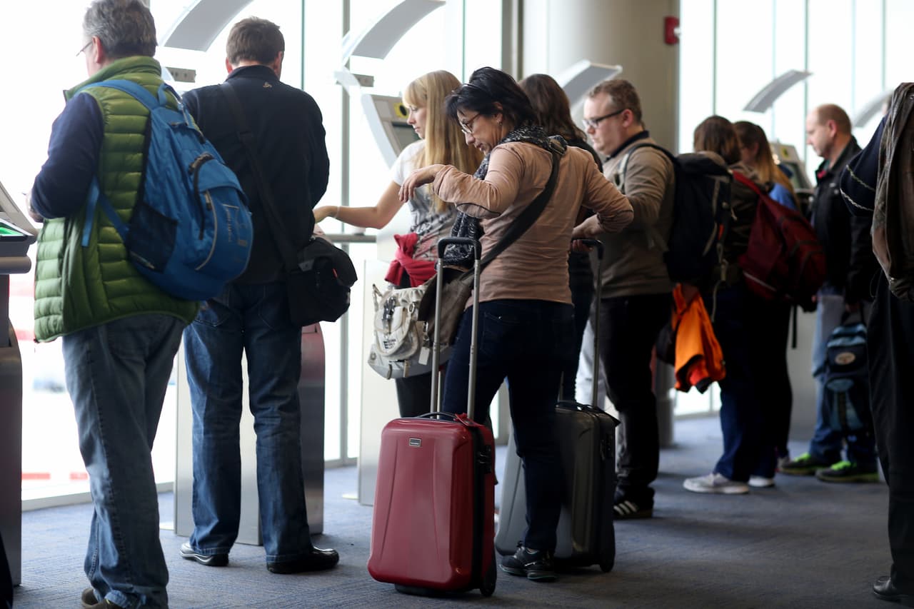También debes tener en cuenta que no se garantiza la admisión a Estados Unidos aun cuando hayas obtenido los documentos apropiados. En todos los casos, estarás sujeto a una inspección de inmigración en un puerto de entrada para determinar si eres admisible en el país y si eres elegible al estatus migratorio que deseas obtener. Más sobre los viajes de emergencia
<b><a href="https://www.uscis.gov/es/tarjeta-verde/viaje-emergencia" target="_blank">aquí</a></b>.