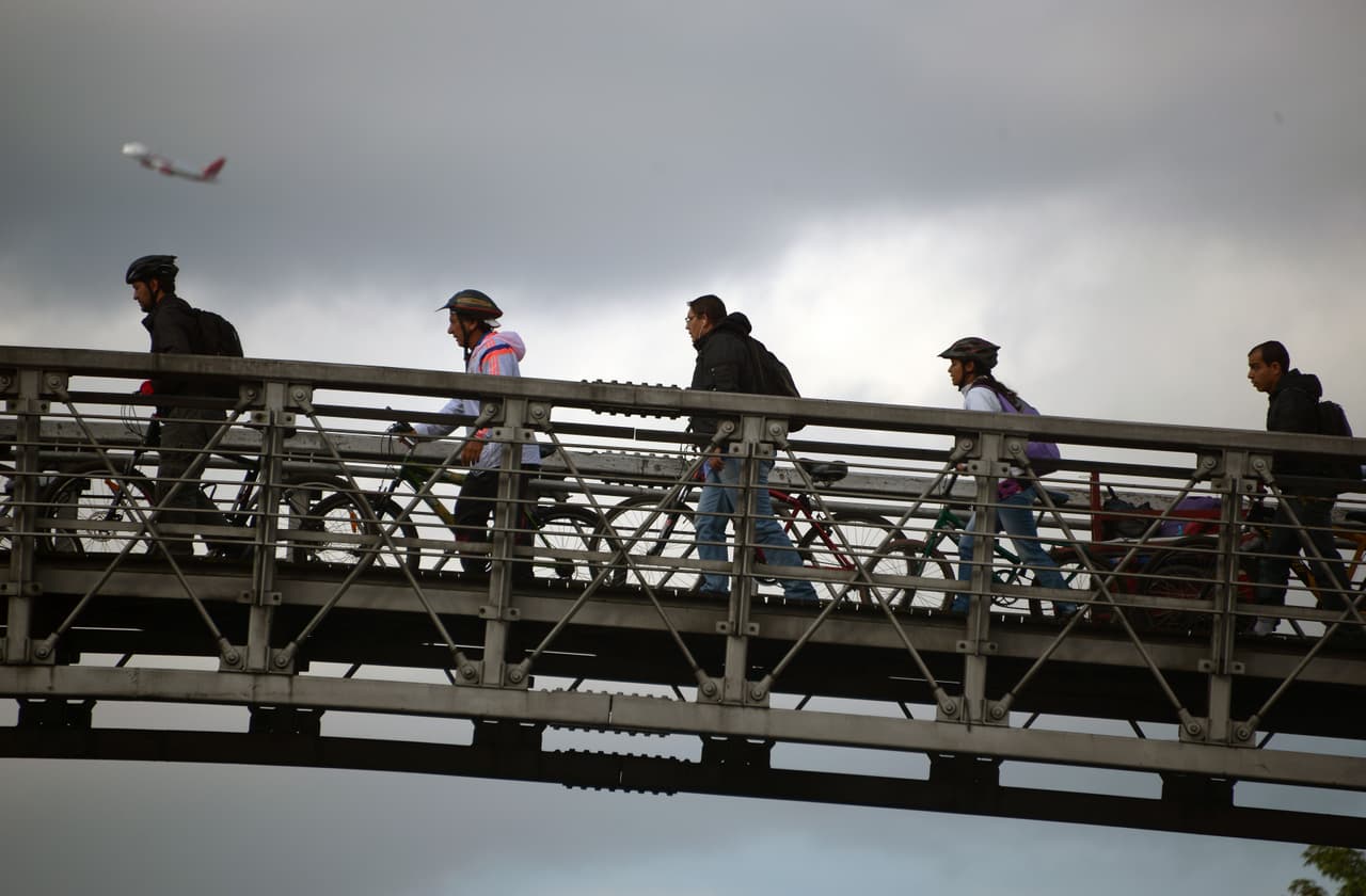 Estos mexicanos le están declarando la guerra a los puentes peatonales