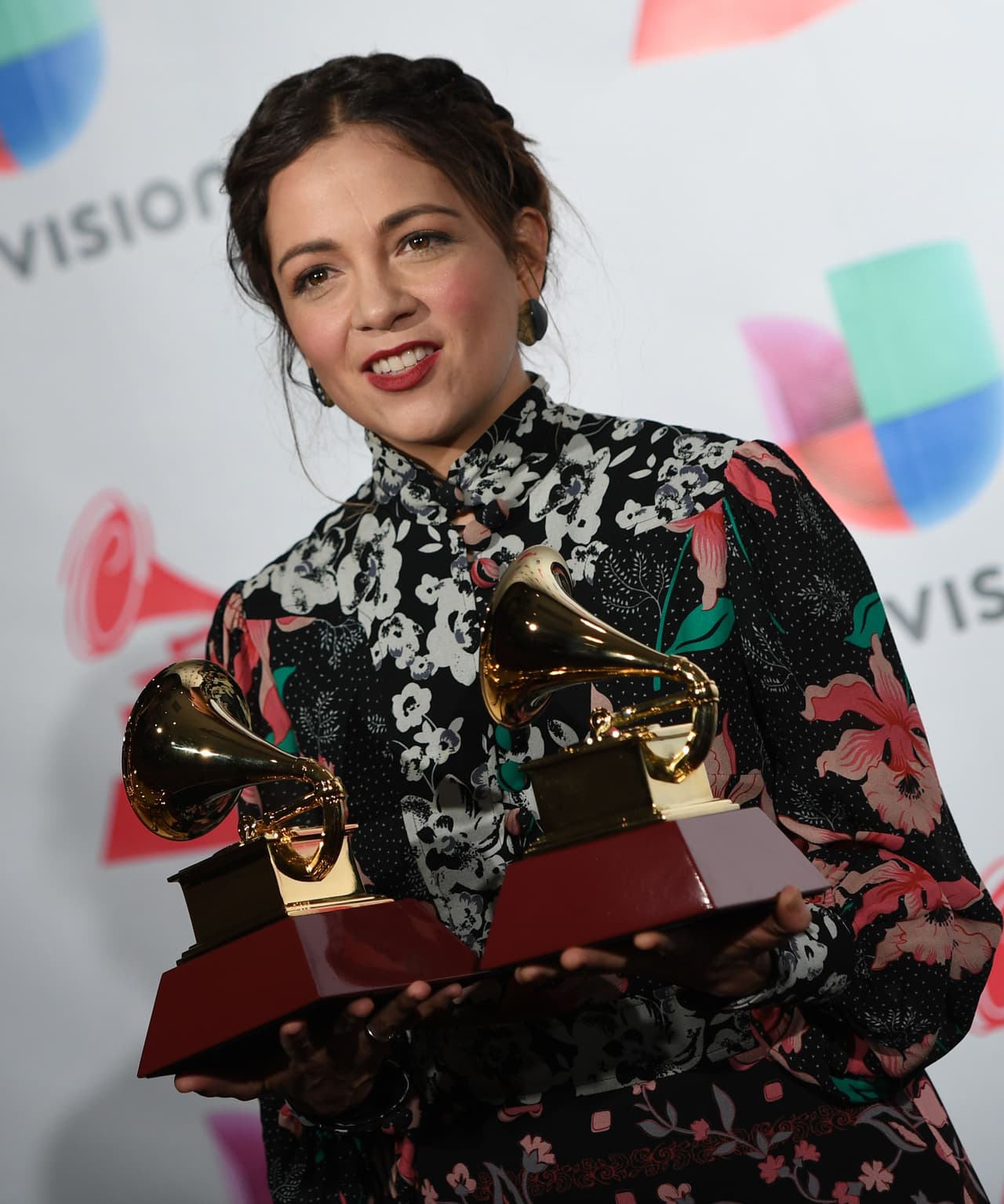 <b>Natalia Lafourcade</b>
<br>
<b>Gramófonos ganados: </b>2
<br>
<b>Categorías en las cuales ganó:</b>
<br>Mejor Álbum Folclórico
<br>Mejor Video Musical Versión Larga