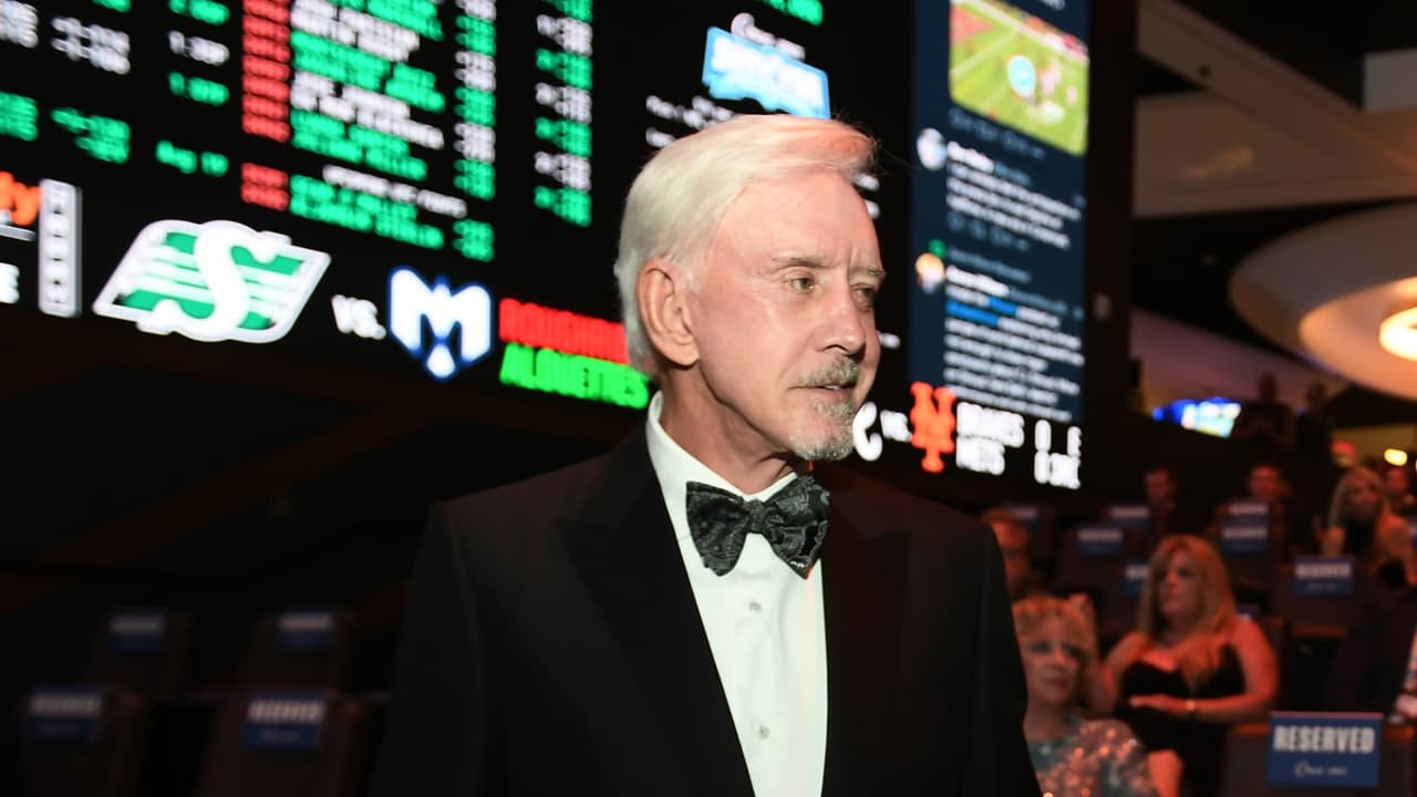 <h2 class="cms-H2-H2">2.- Billy Walters (Apuesta: - | Ganancia: $3.5 millones) -2010, NFL</h2>
<br>En 2010, Billy Walters fue por el equipo menos favorecido para ganar el
<a href="https://www.hardrock.bet/sportsbook/football/nfl/super-bowl-odds/" target="_blank">Super Bowl</a> XLIV. En esa ocasión apostó por los Santos de Nueva Orleans que se enfrentaban con los Colts, y quienes al final ganaron, y lo hicieron llevarse a casa $3.5 millones.