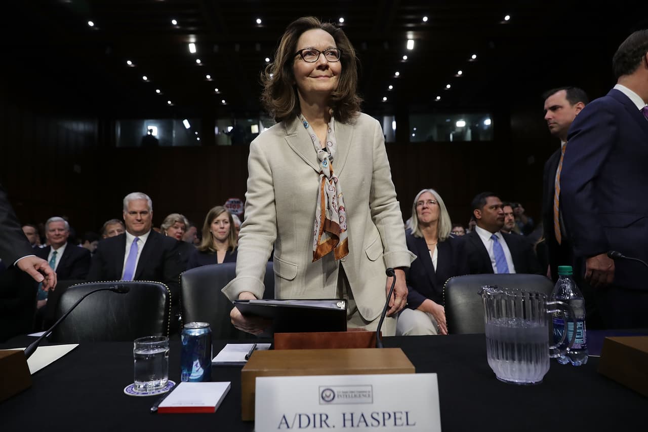 <b>Gina Haspel.</b> Se presentó ante el Comité de Inteligencia del Senado en mayo de 2018. La experimentada funcionaria había sido vinculada al uso de torturas en interrogatorios y al ser nominada por Trump para dirigir la CIA su comparecencia para ser aprobada en el cargo generó expectativas. "Mi límite moral es alto. No podría permitir que la CIA retome actividades que yo considere inmoral, aún cuando sean legales.
<a href="https://www.univision.com/noticias/politica/gina-haspel-nominada-de-trump-para-dirigir-la-cia-promete-no-emplear-la-tortura-en-interrogatorios">Absolutamente no lo permitiré"</a>, aseguró Haspel a los senadores sobre la polémica práctica.