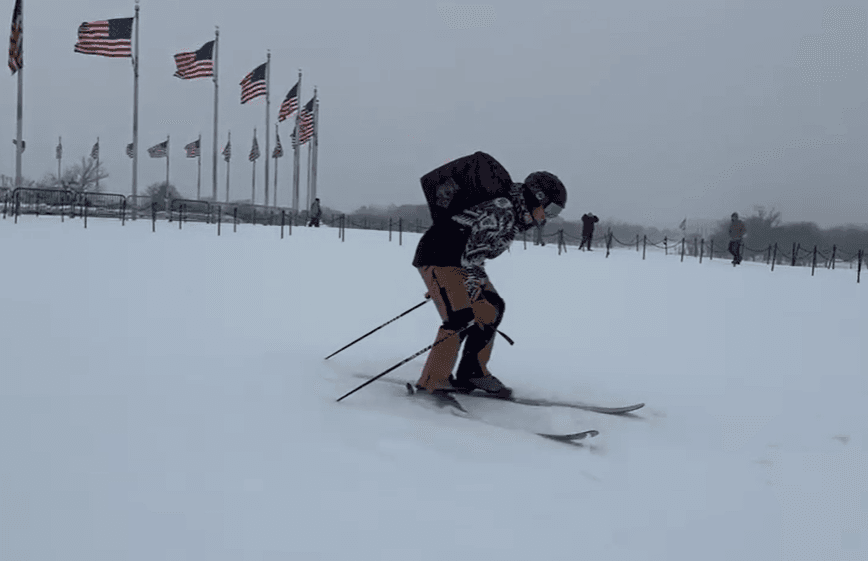 Cerca del capitolio fueron vistas personas esquiando, de fondo las banderas de Estados Unidos ondeaba con el viento invernal que acompaña la tormenta.