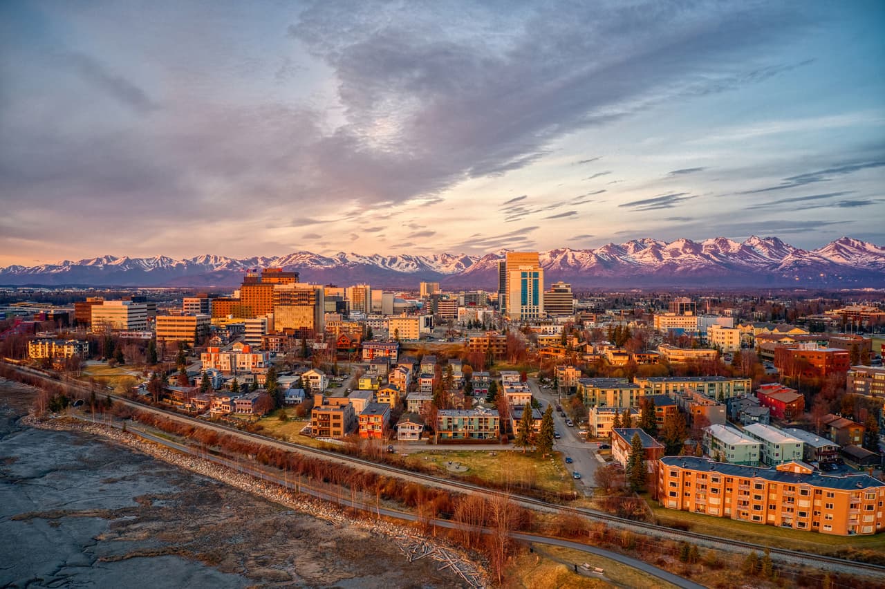 <h3 class="cms-H3-H3">1. Alaska</h3>
<br>
<br>El salario mínimo del estado número 49 del país aumentará de $10.34 a $10.85 por hora, de acuerdo con la información del gobierno de Alaska.
<br>