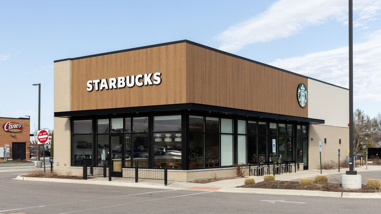 <h3 class="cms-H3-H3">Cómo saber si tu Starbucks ya cerró</h3>
<b>Revisa la app o el localizador:</b> Si aparece “Permanently Closed” o sin horarios, ya no abre.
<br>
<b>Mira la puerta: </b>Varias tiendas en Texas colocaron carteles con la fecha de cierre.
<br>
<b>Busca opciones cercanas:</b> En zonas urbanas suele haber otra tienda a una o dos millas.