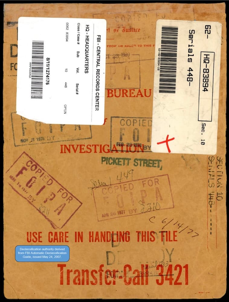 El expediente 62-HQ-83894 del FBI incluye registros de investigación, testimonios de testigos presenciales e informes públicos sobre objetos voladores no identificados y discos voladores documentados entre junio de 1947 y julio de 1968. Los registros incluyen relatos de incidentes de gran repercusión, evidencia fotográfica de lugares como Oak Ridge, Tennessee, y propuestas técnicas sobre posibles sistemas de propulsión. Otros temas incluyen programas de convenciones, relatos de investigadores y una amplia cobertura mediática de la época. Este expediente se encuentra parcialmente publicado en la bóveda del FBI con más tachaduras y algunas páginas faltantes. Aquí se incluye el expediente completo con varias páginas recientemente desclasificadas y solo tachaduras menores.