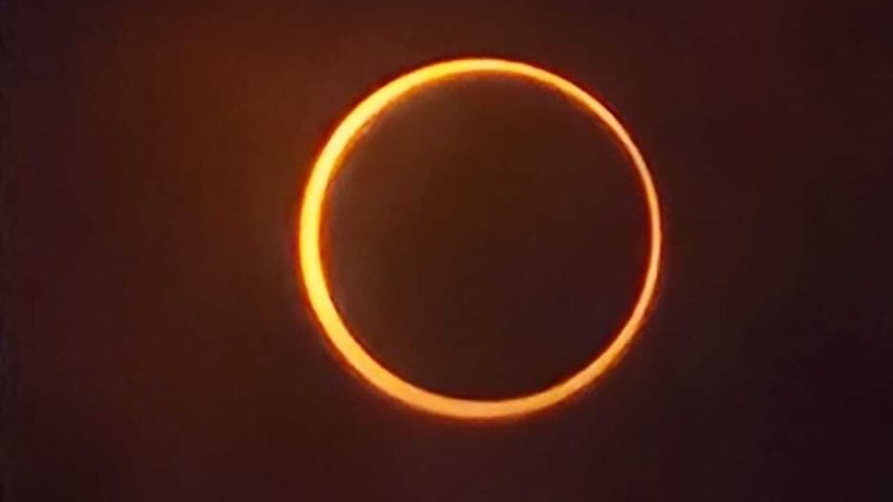 Mientras tanto, en las alturas,
<b> el extraño "anillo de fuego" se formó </b>cuando la Luna ocupó casi en su totalidad la circunferencia del Sol, un fenómeno astronómico que es maravilloso, pero que puede ser peligroso para la vista si se mira de forma directa.