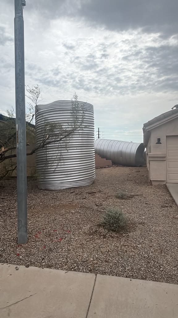 Los vecinos se quejan de que, en la construcción, no se haya tenido la precaución de sujetar los cilindros para evitar que se movieran; afirman que,
<b>pese a los daños, sienten alivio de que esto no haya terminado en una tragedia</b>.