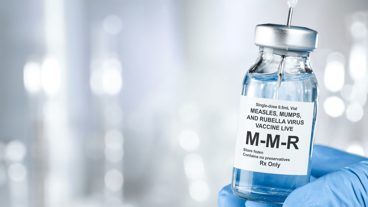 <h3 class="cms-H3-H3"><b>¿Quiénes no se deben de poner la vacuna del sarampión?</b></h3>
<br>Los CDC dicen que estos grupos no se pueden poner la vacuna:
<br>
<br>· Gente con alergias severas que pongan en peligro su vida después de haberse puesto la primera dosis de la vacuna MMR.
<br>· Embarazadas.
<br>· Sistema inmune debilitado por cáncer o VIH/SIDA o tratamientos como radiación, inmunoterapia, esteroides o quimioterapia.
<br>· Familia con historial de problemas con el sistema inmunológico.
<br>· Condiciones que hagan a una persona tener moretones fácilmente o que sangren fácilmente.
<br>· Si ha tenido recientemente una transfusión de sangre u otros productos de sangre.
<br>· Gente con tuberculosis.
<br>· Gente que se ha vacunado de algo en las últimas cuatro semanas.
<br>· Gente con enfermedad “moderada” o “severa”. Deben consultar con un doctor.