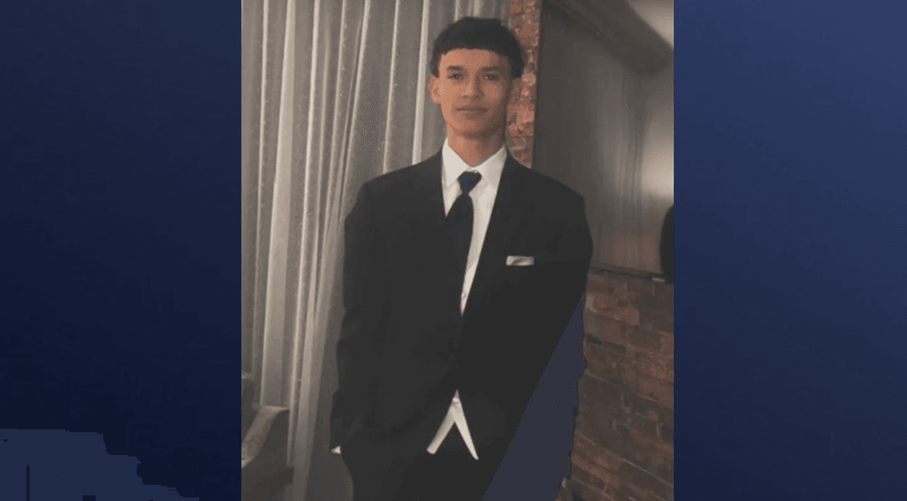 Autoridades indicaron que
<a href="https://www.univision.com/local/austin-kakw/videos-belton-high-school-jose-joe-luis-ramirez-jr-caysen-tyler-allison">hay videos que muestran el momento en que el sospechoso atacó a Ramírez</a> en el baño de la escuela.