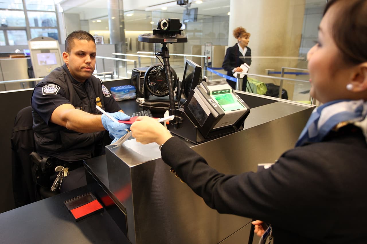 Según tu estatus migratorio, o si tienes una solicitud de beneficio migratorio en trámite,
<b>se te requerirán diferentes tipos de documentos de viaje si deseas regresar a Estados Unidos</b> legalmente después de un viaje al extranjero.