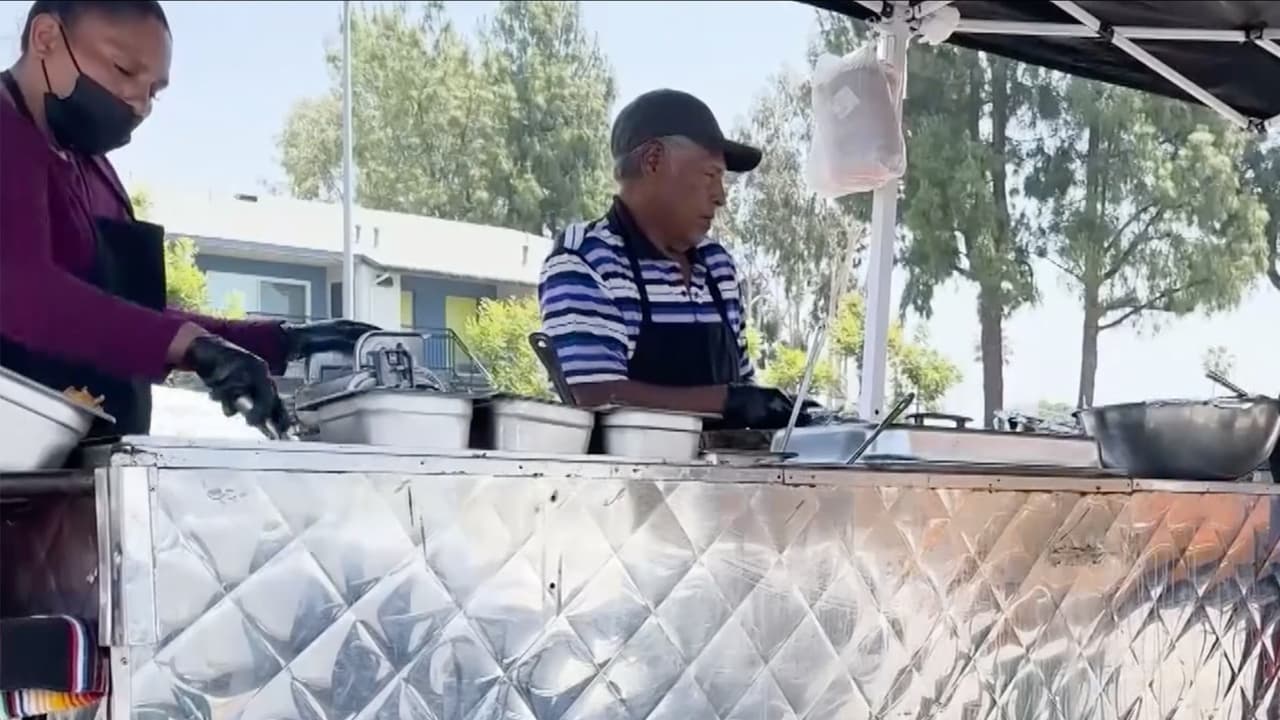 Newsom firma nueva ley que protege datos personales de vendedores ambulantes en California