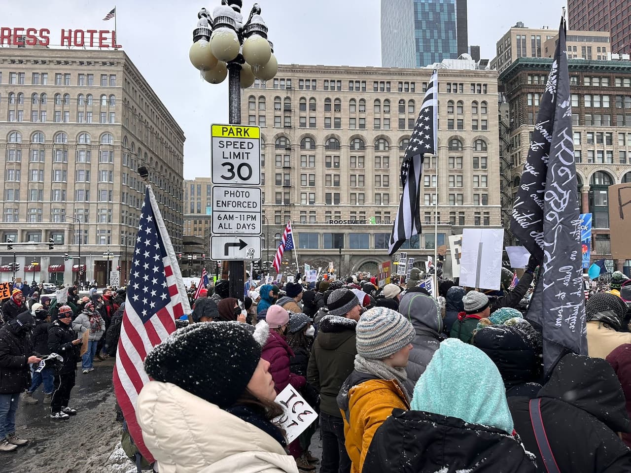 El alcalde también reiteró su postura a favor de abolir ICE.
<br>
<br>“No estamos de acuerdo con que ICE venga a invadir nuestra ciudad, que entren a nuestras comunidades, disparen contra personas y las asesinen con impunidad. ICE debe ser abolido”, afirmó Johnson.