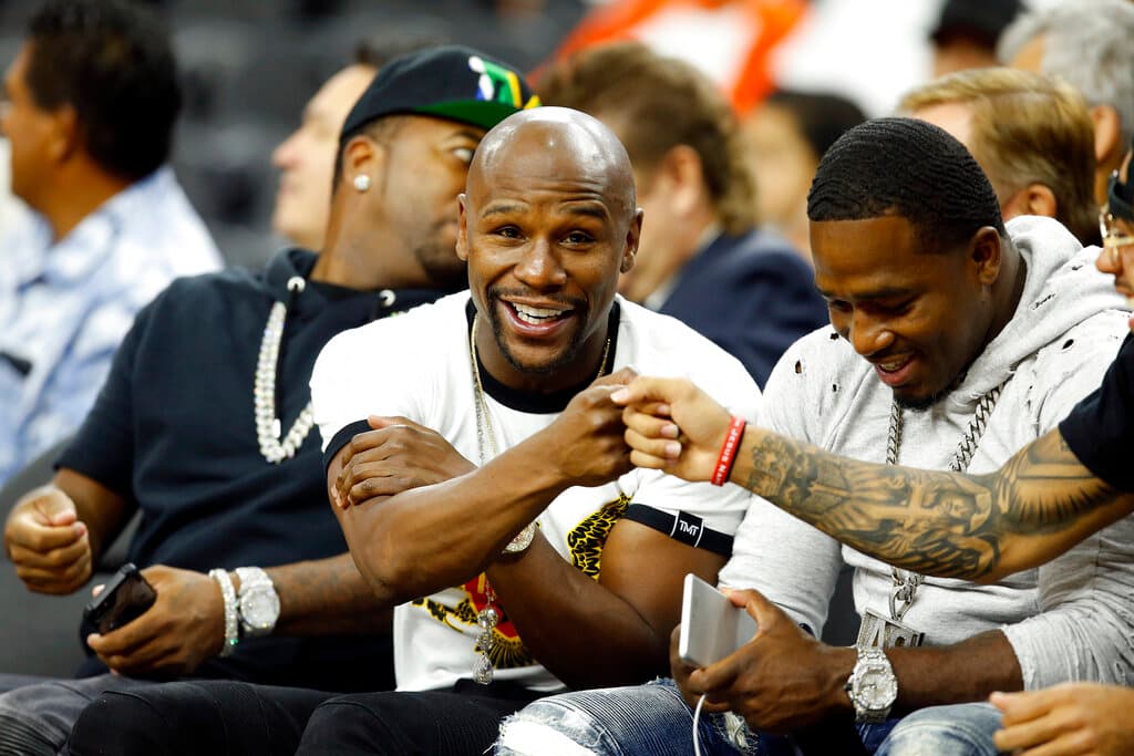 <h2 class="cms-H2-H2">5.- Floyd Mayweather (Apuesta: $815,000 | Ganancia: $1,4 millones ) - 2014, NFL</h2>
<br>Floyd Mayweather no solo es famoso por su carrera en el boxeo, sino también por sus apuestas deportivas de alto riesgo, y es que en 2014, apostó $815,000 a que los Denver Broncos superarían a los New York Jets con una diferencia de 7,5 puntos, y así fue y el boxeador se llevó a casa $1,4 millones.