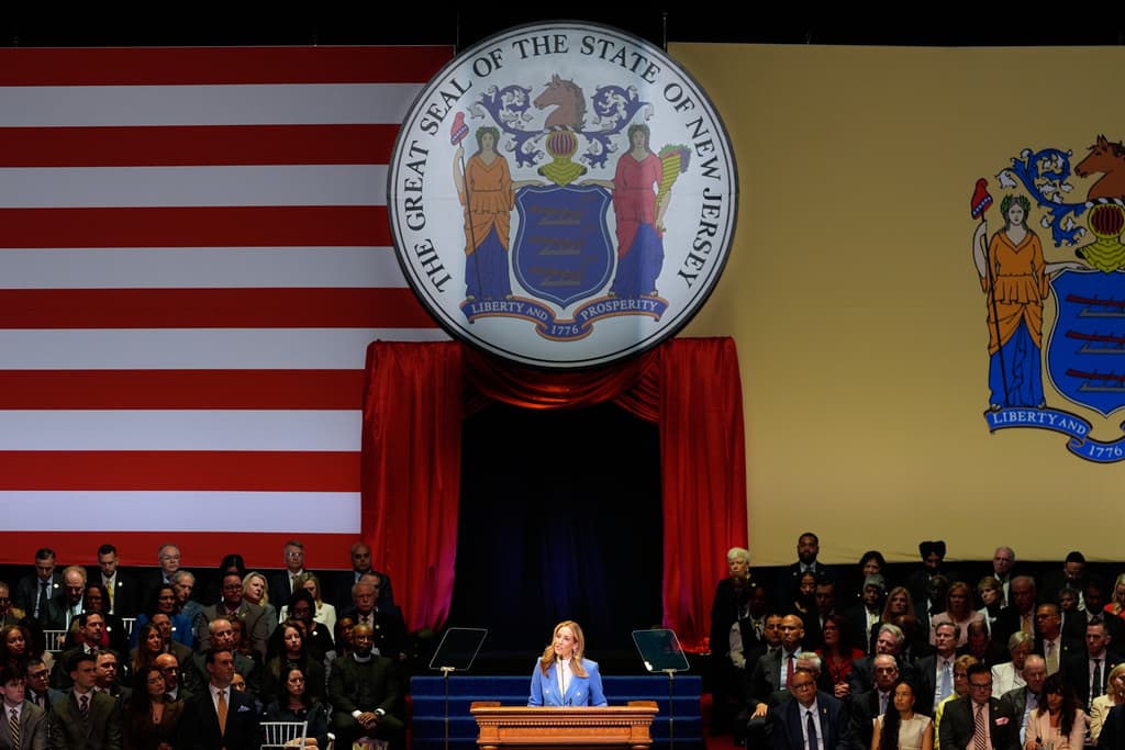 Durante su discurso de investidura en Newark, Sherrill comparó las acciones del presidente Donald Trump con las del rey británico durante la Guerra Revolucionaria. "Vemos a un presidente usurpando el poder ilegalmente", señaló la gobernadora.