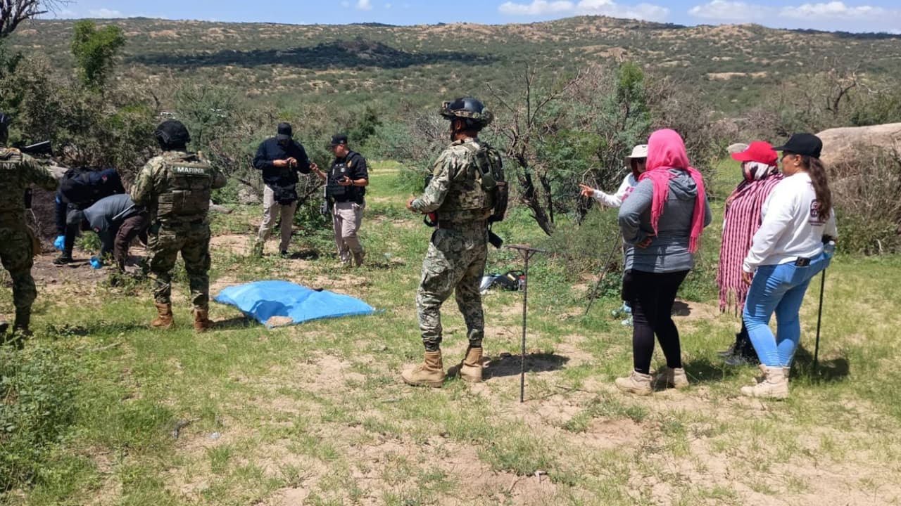 En un comunicado difundido en sus redes sociales el domingo 17 de agosto, la FGJES indicó que la localización ocurrió en una búsqueda en la brecha que conduce al cerro, en cuyas faldas se encontraron
<b>los restos de huesos calcinados que “serán procesados por el área de Servicios Periciales”</b>.