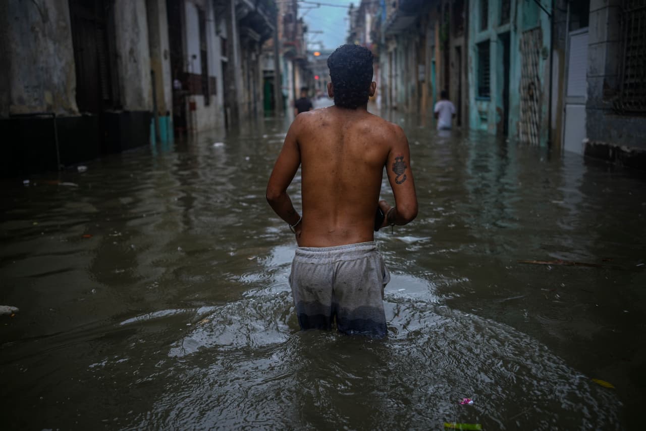 Yalili Rafa, dijo llorando que “cada vez que llueve en un instante se llena, ayer me subió a un escalón y medio”
<br>