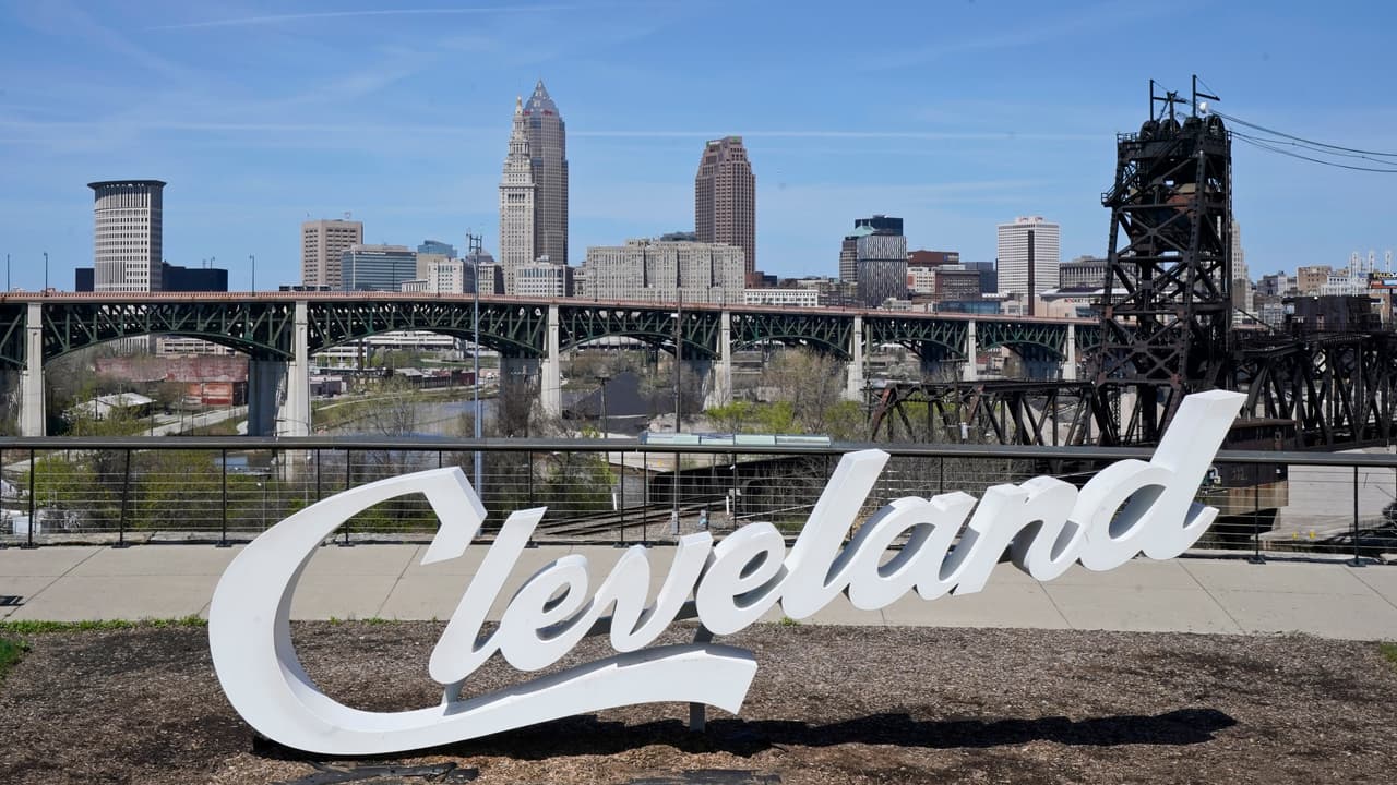 7.-
<b>Cleveland</b>: Con una puntuación total de 39.33, Cleveland se posiciona en la zona inferior del ranking de seguridad. Sus resultados muestran un desempeño limitado en las principales áreas evaluadas, especialmente en seguridad del hogar y la comunidad, donde ocupa el puesto 171, y en seguridad financiera, con la posición 172. En cuanto al riesgo de desastres naturales, alcanza el lugar 107, una posición intermedia frente a las demás categorías. El balance general refleja una ciudad con dificultades persistentes tanto en las condiciones de seguridad diaria como en la estabilidad económica de sus habitantes.