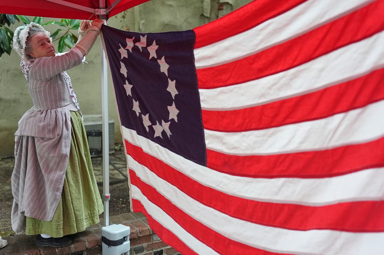 Celebraciones del Día de la Bandera en la Casa Betsy Ross en Filadelfia, el 9 de junio de 2025. (AP Photo/Matt Rourke)