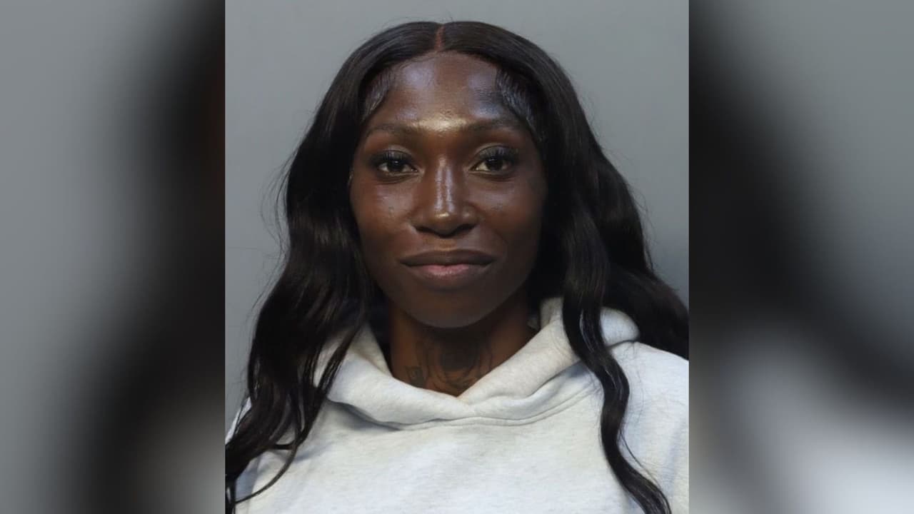 Arrestan a mujer señalada de robar teléfonos con un taxista a clientes ebrios en Miami Beach