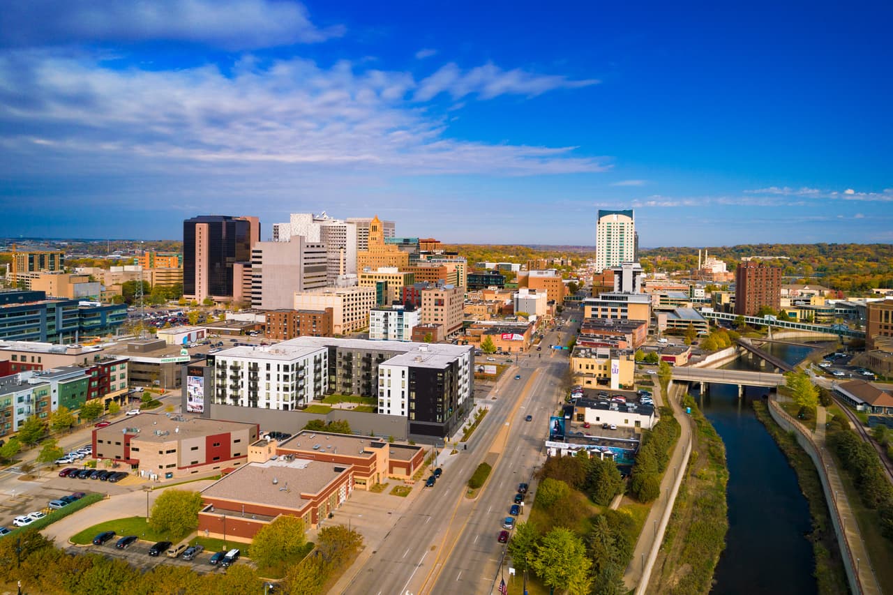 <h3 class="cms-H3-H3">12. Minnesota</h3>
<br>
<br>A partir del 1 de enero de 2023, las tarifas del salario mínimo de Minnesota aumentarán de $10.33 a $10.59 por hora para grandes empresas y de $8.42 a $8.63 por hora para otros salarios mínimos estatales, de acuerdo con la página del gobierno estatal.
<br>