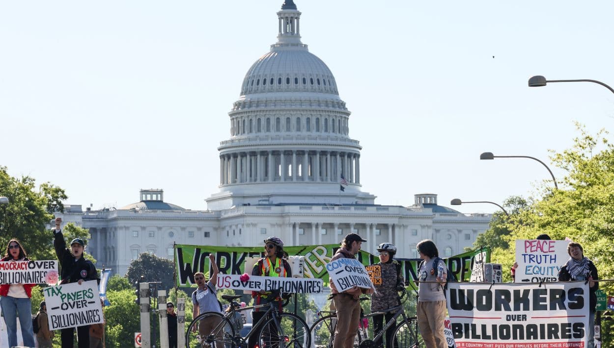 Activistas y organizadores se manifestaron y bloquearon la intersección de la 4ta calle y la Avenida Pennsylvania para conmemorar el Día Internacional de los Trabajadores y el Día de la Estadidad de Washington D.C., el 1 de mayo de 2026 en Washington, D.C.