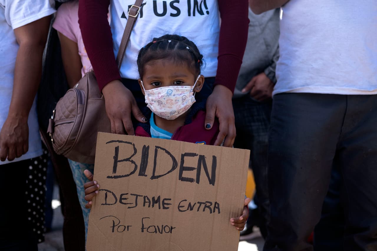 Inmigrantes mexicanos protestan políticas de migratorias de Estados Unidos.