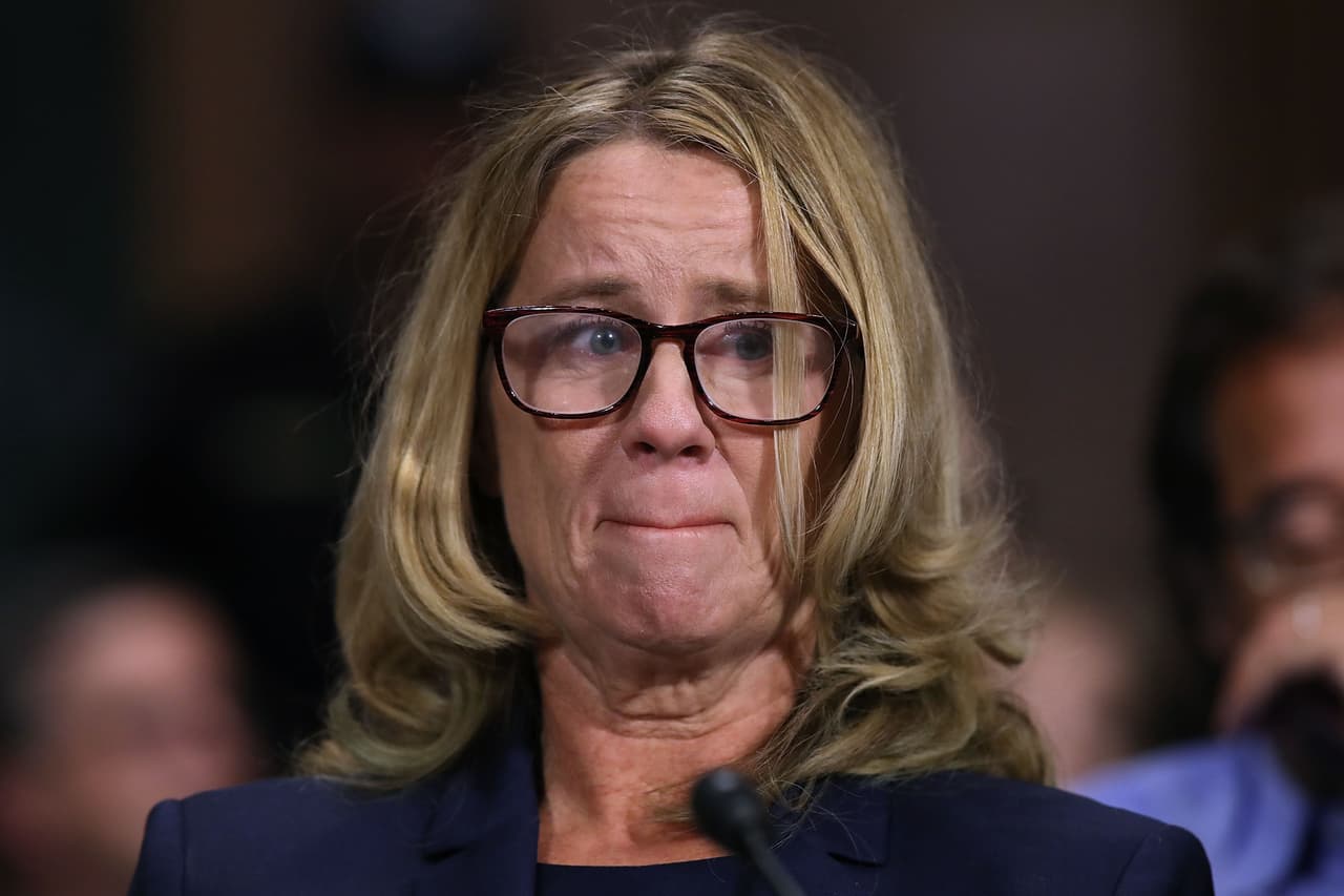 Entre protestas a favor y en contra Ford dio
<a href="https://www.univision.com/noticias/politica/trump-pide-disculpas-a-kavanaugh-por-su-proceso-de-confirmacion-y-agradece-a-cada-uno-de-los-senadores-que-lo-aprobaron"> su testimonio en sobre la supuesta agresión sexual por parte del nominado por Trump a la Corte Suprema</a>. Una fiscal designada por los senadores republicanos, Rachel Mitchell, se encargó de interpelarla. La doctora lució creíble pese a los esfuerzos de la fiscal de intentar buscar inconsistencias en su historia. Además cuando recordó el incidente que dice haber sufrido, en más de una ocasión se le quebró la voz. Algunos republicanos creyeron su versión, pero argumentaron que probablemente confundió a su agresor.