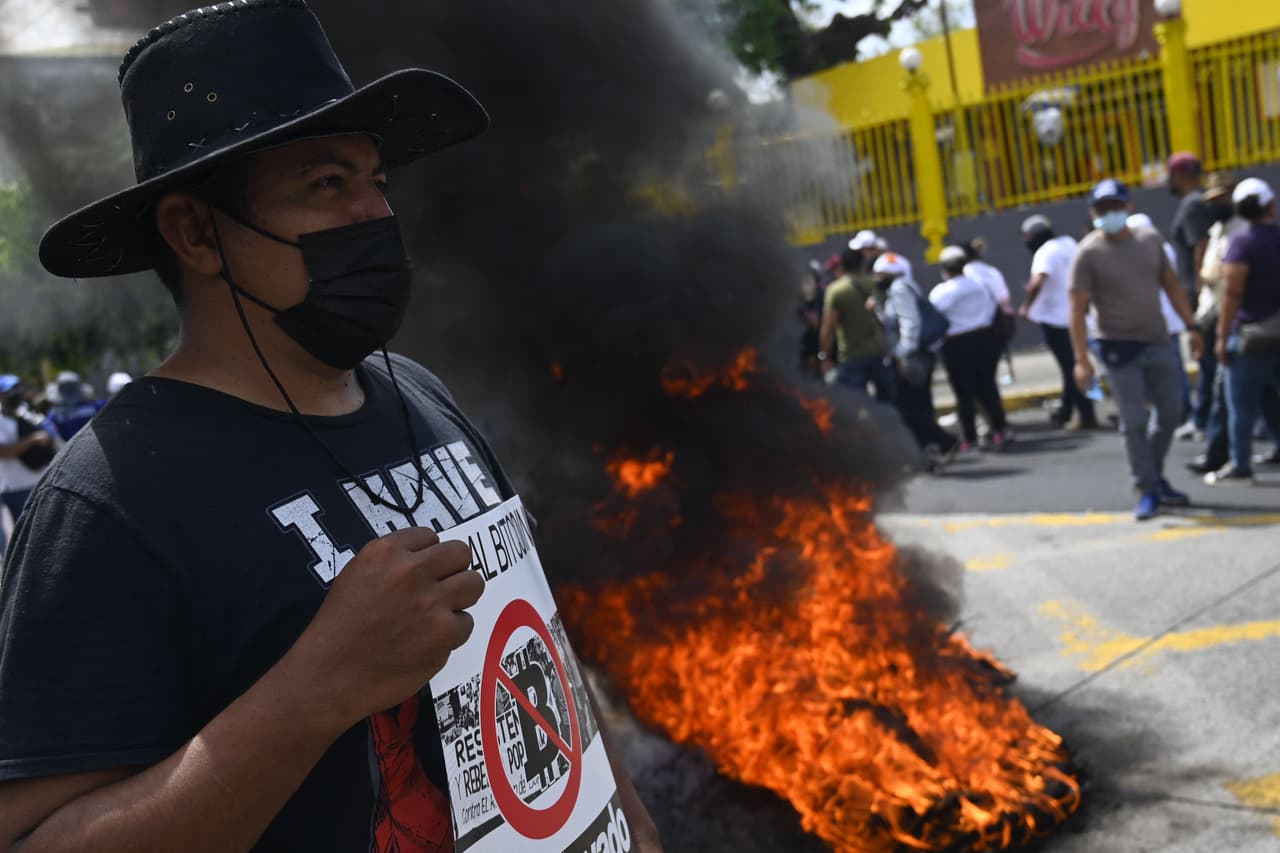 Los organizadores de la marcha habían denunciado que enmascarados habrían intentado infiltrar la protesta para sembrar violencia y desacreditar sus demandas. Pero el presidente Bukele lo descartó.
