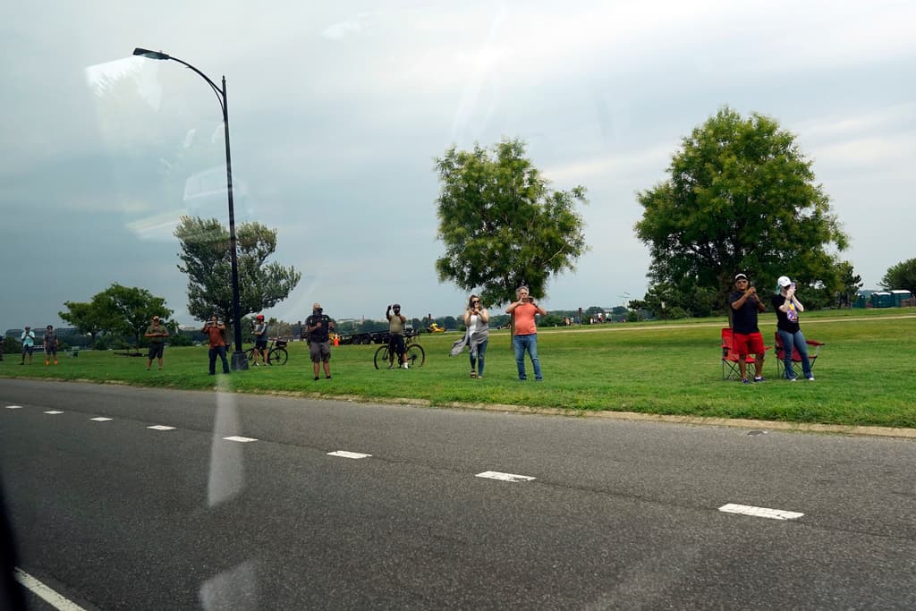 La caravana del expresidente fue seguida por varias personas a lo largo de George Washington Memorial Parkway mientras salía del Aeropuerto Nacional Ronald Reagan.
