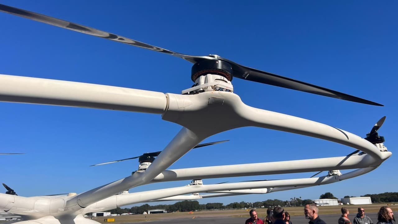 Por ahora, el
<b>Volocopter</b> aún espera que la
<b>Administración Federal de Aviación (FAA)</b> les autorice a operar en
<b>Estados Unidos.</b> También tienen que construir puertos para que los taxis aéreos puedan despegar y aterrizar.