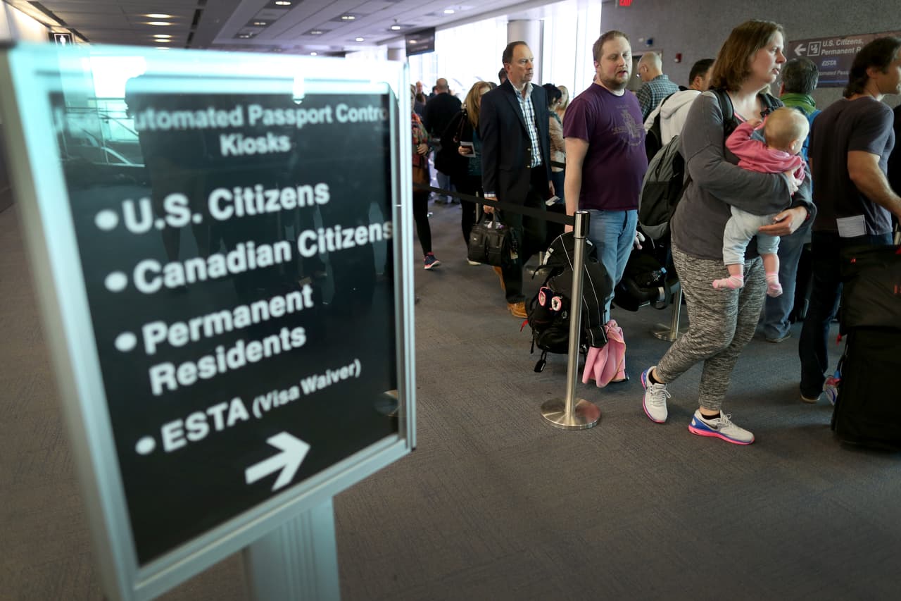 Si has acumulado más de 180 días pero menos de un año de presencia ilegal y has salido voluntariamente de Estados Unidos antes de que comenzaran los procedimientos de remoción,
<b>serás inadmisible por 3 años a partir de la fecha de tu salida</b>. Si has acumulado 1 año o más de presencia ilegal y sales de Estados Unidos, serás inadmisible si buscas admisión dentro de 10 años a partir de la fecha de tu salida, sin importar si los procedimientos de remoción han comenzado o no.