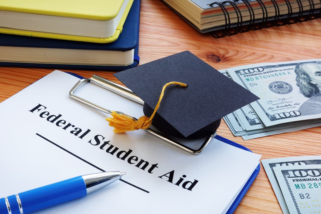 <h3 class="cms-H3-H3">9.- Condonación de los préstamos Perkins</h3>
<br>
<br>Casi 2 millones de estadounidenses tienen alrededor de $6,000 millones en deuda educativa del ahora desaparecido Programa Federal de Préstamos Perkins. El programa finalizó en 2017 en medio de preocupaciones de que estaba mal estructurado, pero la deuda pendiente permanece.
<br>
<br>El Departamento de Educación perdonará una parte de los préstamos Perkins por cada año de servicio.
<br>
<br>Los préstamos Perkins no son elegibles para el PSLF y el programa de Condonación de Préstamos para Maestros. Pero los maestros, enfermeras, bomberos, patólogos del habla y otros servidores públicos aún pueden cancelar esos préstamos.