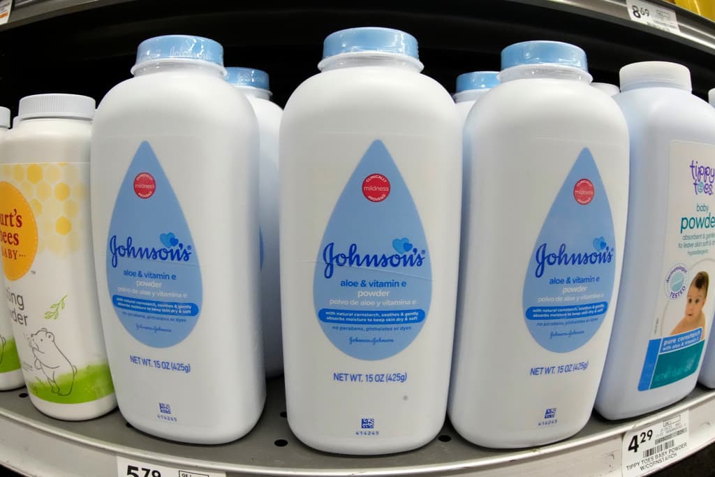 Johnson & Johnson deberá pagar $40 millones a dos mujeres con cáncer por sus talcos, decide un jurado