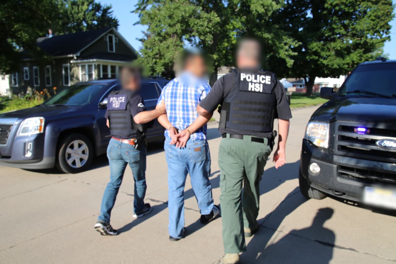 No mientas ni muestres ningún documento falso. No firmes ningún documento sin hablar primero con un abogado.