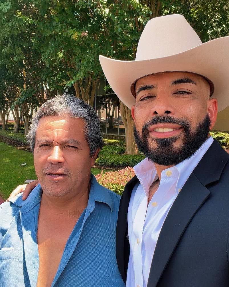 La liberación de José Trinidad no fue una decisión administrativa de ICE, sino el resultado de una orden emitida por un tribunal federal. El juez Keith Ellison determinó que el gobierno no justificó adecuadamente la necesidad de mantenerlo detenido mientras avanzaba su caso migratorio. En su resolución, el magistrado sostuvo que la privación continua de su libertad planteaba problemas de debido proceso bajo la Quinta Enmienda. Una semana antes, el mismo juez ya había frenado cualquier intento de deportarlo fuera del Distrito Sur de Texas. La orden busca asegurar que el testigo permanezca disponible para
<a href="https://www.univision.com/local/houston-kxln/juez-ordena-liberar-trinidad-rojas-testigo-muerte-lorenzo-salgado-operativo-ice">procedimientos judiciales relacionados con el caso</a> y evitar que sea trasladado o removido del país mientras continúan los litigios. La resolución ha sido considerada un revés para la estrategia migratoria aplicada tras el incidente.