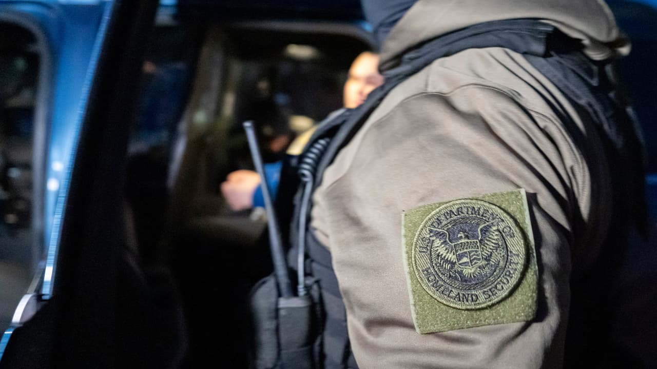 Arrestos migratorios no se detienen en el DMV; continúa cooperación con ICE