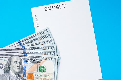 Determina
<b>qué es lo que necesitas pagar:</b> Estas son las cuentas obligatorias y deudas que tienes. Haz el cálculo de cada cheque para que puedas dar los pagos a tiempo.