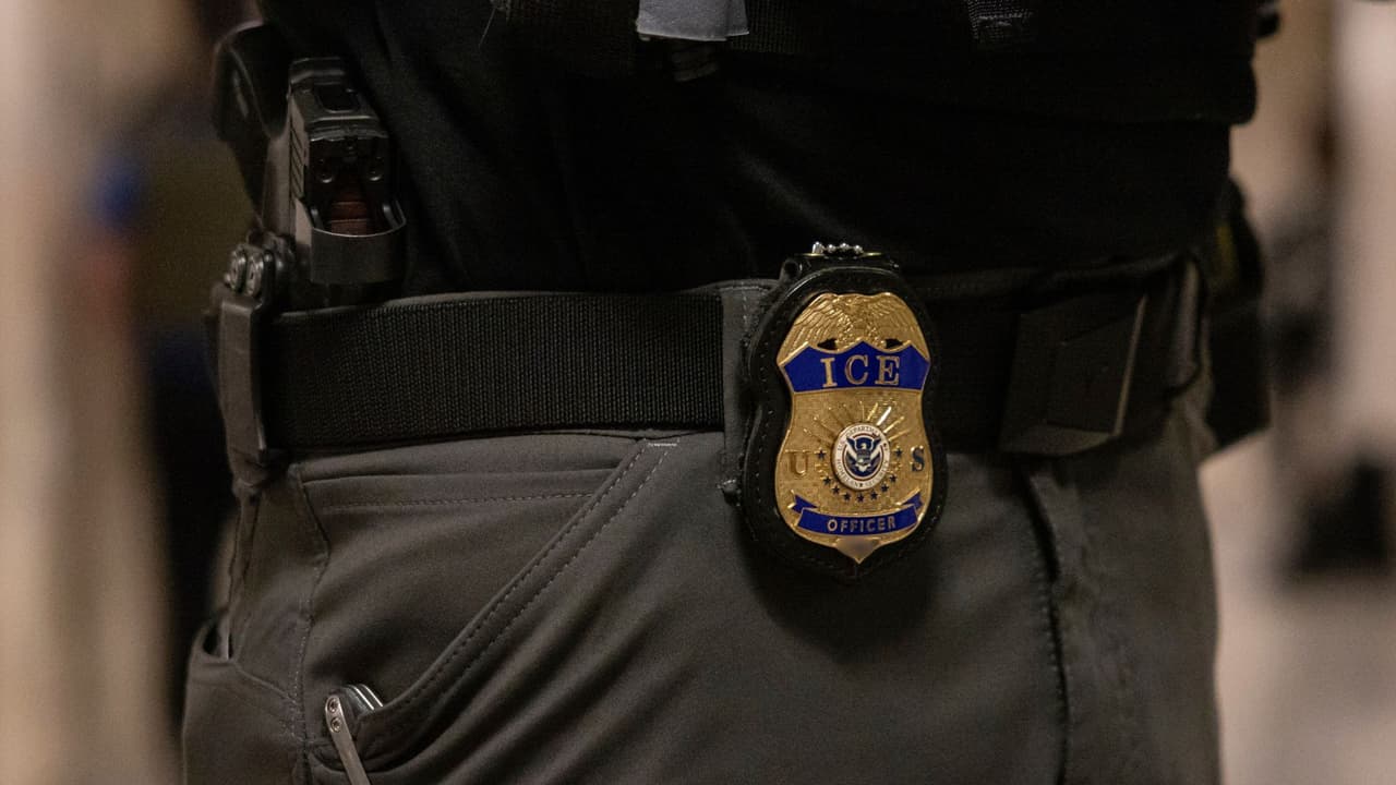 <h3 class="cms-H3-H3">Cómo funciona el engranaje, paso a paso 🔎</h3> 👉🏻 Una persona es arrestada por la policía local.
<br>👉🏻 La cárcel toma huellas y las cruza con bases federales.
<br>👉🏻 ICE recibe una alerta automática.
<br>👉🏻 ICE decide si emite un detainer.
<br>👉🏻 Si la cárcel coopera, ICE llega, hay traslado a custodia migratoria.
<br>
<b>No hace falta una condena, tampoco un delito grave.</b>