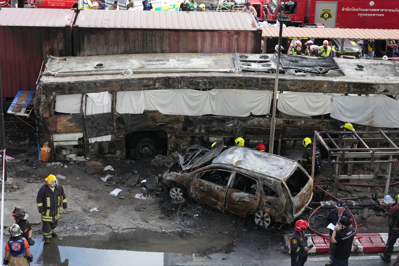 Tren choca contra autobús público en Bangkok, Tailandia; al menos 8 personas muertas y más de 20 heridos