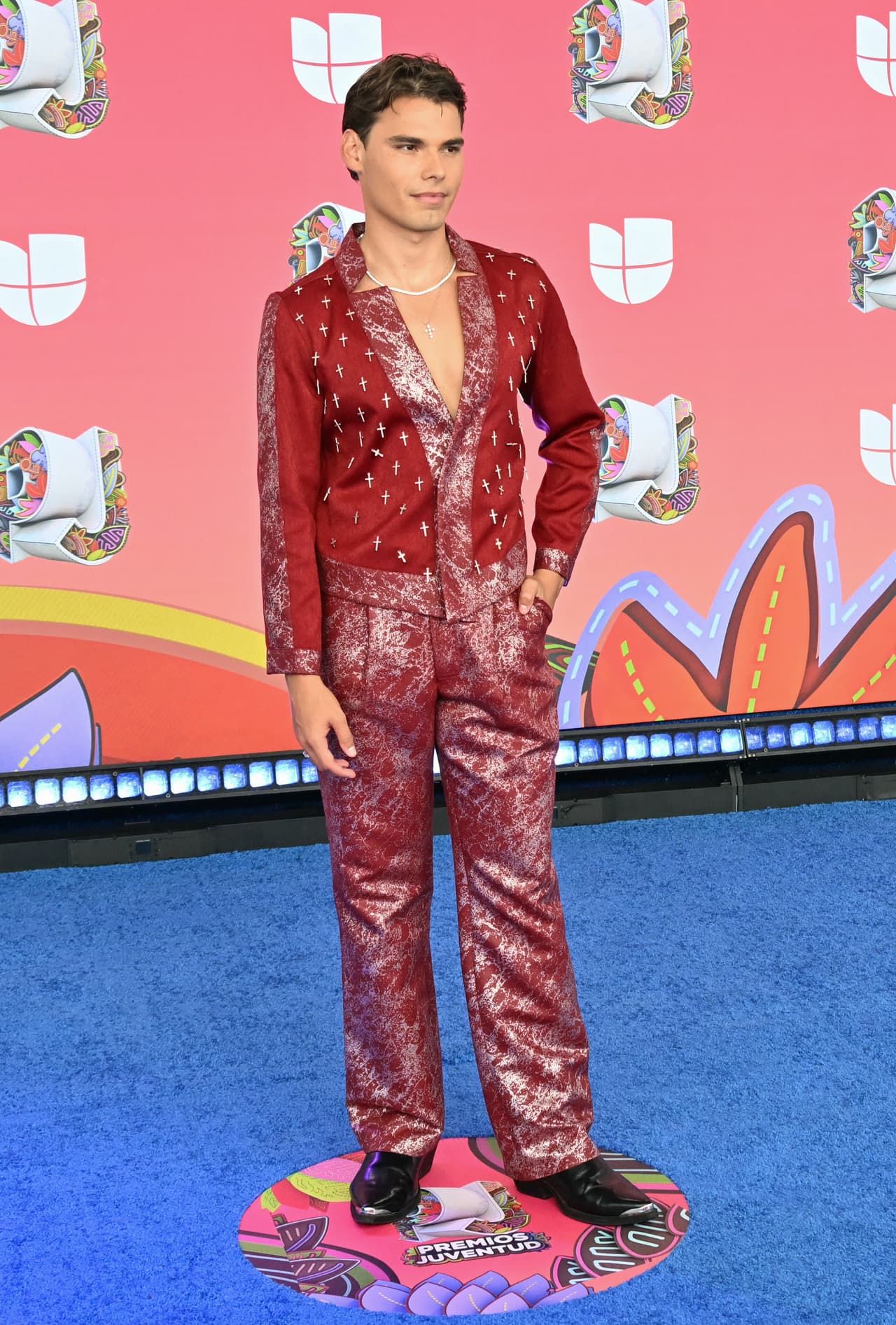 <b>Pascal</b> apareció con un elegante conjunto rojo con pequeñas cruces doradas.