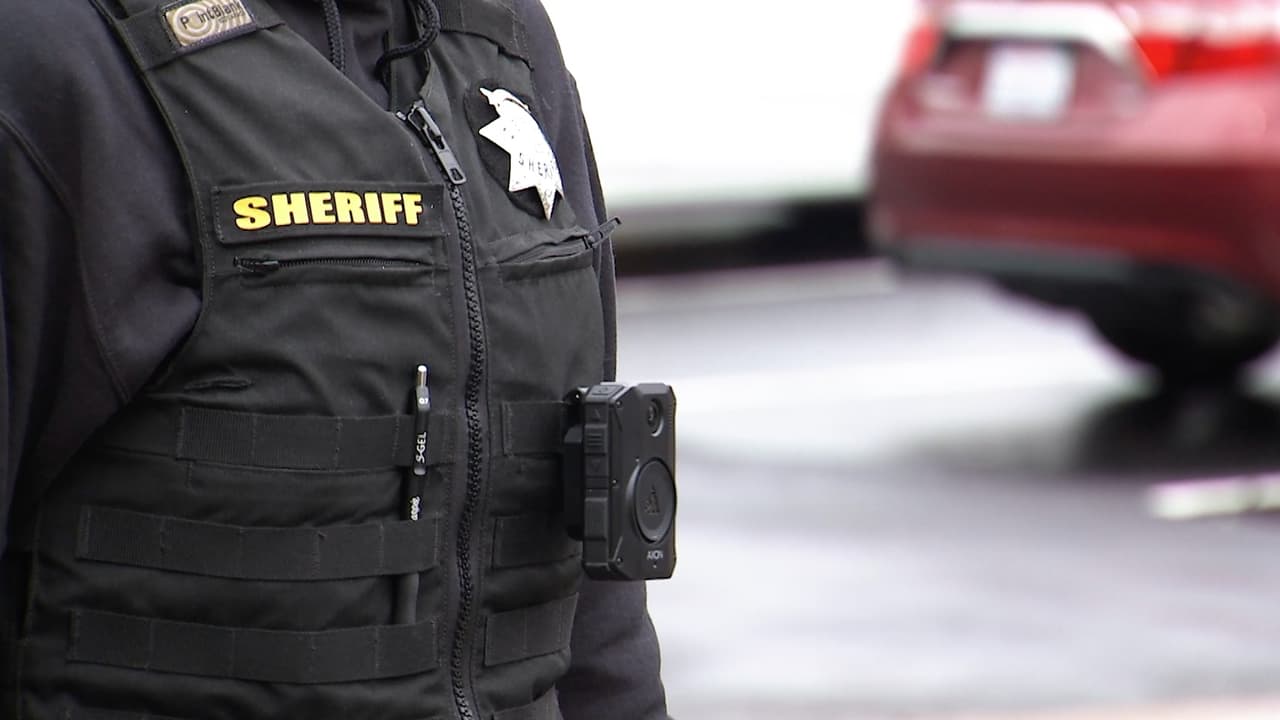 <h3 class="cms-H3-H3"><b>Condado de San Joaquín</b></h3>
<br>Puedes llamar al 209-468-4400 o reportar un crimen en
<a href="https://www.sjsheriff.org/online-report/" target="_blank">este enlace.</a>