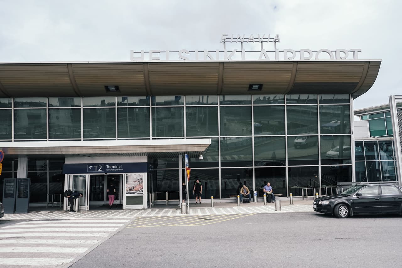 Así, este sigue siendo uno de los espacios que más riesgo representa para los inmigrantes indocumentados. “Sobre la legalidad de la detención o los registros en los aeropuertos, las leyes permiten que agentes de inmigración detengan a una persona sin una orden de arresto, si el oficial tiene razón de creer que la persona está en el país ilegalmente”,
<a href="https://www.univision.com/noticias/inmigracion/puede-ice-pedirte-tus-documentos-en-un-vuelo-nacional-dentro-de-estados-unidos">explica Lilia Velásquez, profesora adjunta de la facultad de leyes de la Universidad de California en San Diego.</a> “Aunque existe precedente en el 9º Circuito, que oficiales no pueden detener a alguien sólo por su apariencia hispana (perfil racial)”.
<br>